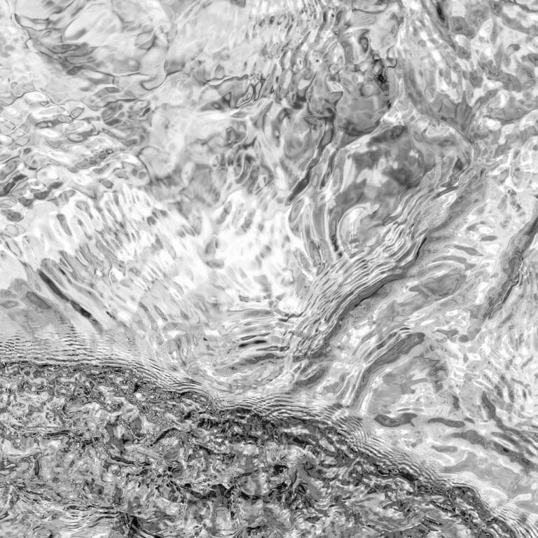 Chimes: abstract photography of water surface, in monochrome