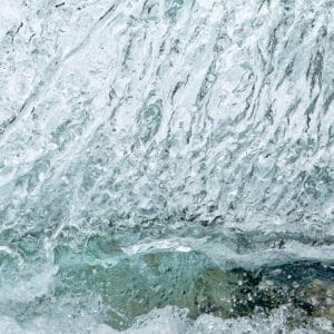 structures in water surface, looking like a waving mane