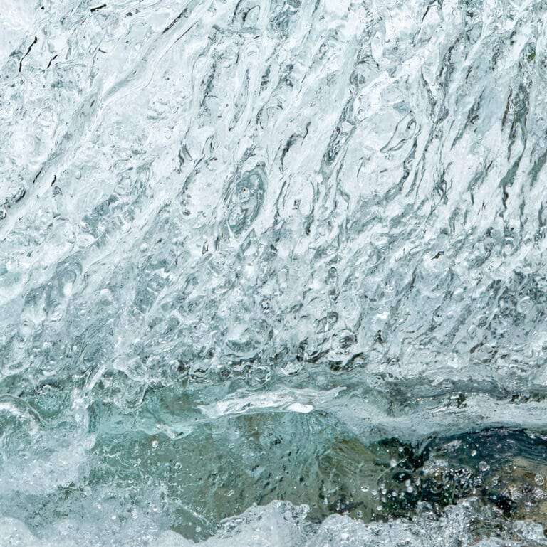 structures in water surface, looking like a waving mane